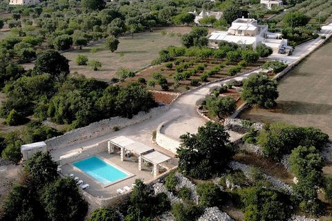 Nell'incantevole paesaggio di uliveti della Valle D'Itria, proponiamo in vendita, un' antica masseria con trulli, finemente ristrutturata, situata in un meraviglioso punto panoramico nelle vicinanze del Borgo di Cisternino, antico borgo della Puglia ...