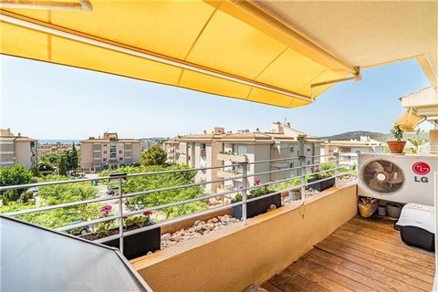 Apartment with terrace in complex with sea views, 100m2 approx., large living room of 30m2 with access to the terrace, fitted and equipped kitchen, utility room, 3 double bedrooms with fitted wardrobes, 2 bathrooms (1 en suite), laminate parquet floo...