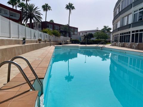 Entdecken Sie Ihr neues Zuhause in Playa del Inglés, Gran Canaria! Dieses Eckapartment liegt in einer ruhigen Sackgasse, nur 200 Meter von den beeindruckenden Dünen entfernt und in unmittelbarer Nähe zum beliebten Café Mozart und dem Anexo II.~Das Ap...