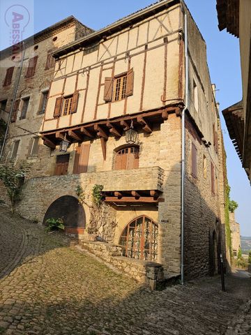 TARN (81) For sale in Cordes-sur-ciel, this beautiful house located at the top of the medieval town, a stone's throw from the market. On the ground floor: a magnificent space (50 m²) which can be used for a workshop, shop or dining room project. Then...