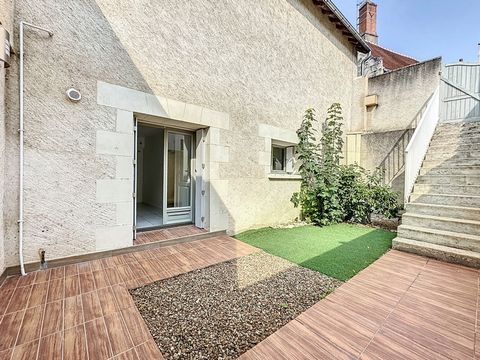 En exclusivité, je vous propose ce très joli T3 au rez-de-chaussée d'une petite copropriété de trois logements. Atypique, bénéficiant d'un charmant et agréable extérieur, d'une grande pièce de vie et de deux chambres d'une belle surface dont une avec...