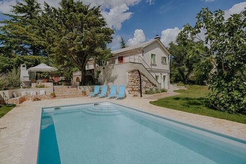 Charmante maison de vacances familiale Vedra à Krk, vieille de 140 ans, avec 3 chambres. Grand jardin clôturé avec piscine extérieure et barbecue.