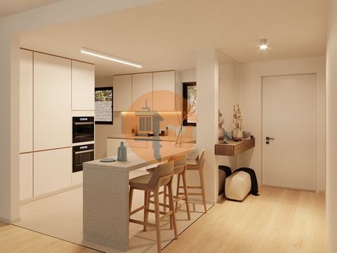 Appartamento con 2 camere da letto, al piano terra, composto da soggiorno, cucina attrezzata con elettrodomestici Bosch, 1 suite con armadio a muro, 1 camera da letto comune, due bagni (uno privato e uno di servizio) e due terrazzi di 18 mq e 17,9 m2...