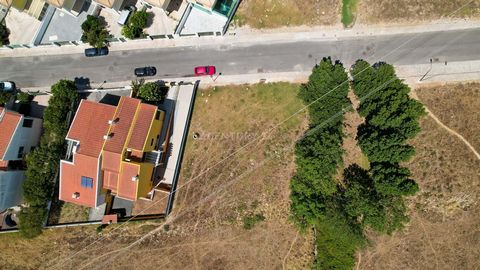 Are you looking for a prime lot for your dream home in Trajouce? Look no further than this 333m2 plot of land with a specially designed design for a two storey house plus basement. This plot is located in Trajouce, a highly sought after residential a...