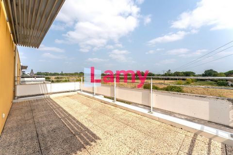 EXCLUSIVITÉ - APPARTEMENT 2 PIÈCES avec TERRASSE à AMBES (33810), situé au 2ème et dernier étage d'un immeuble contemporain de bon standing, bénéficiant d'une grande terrasse de 18 m² sans vis-à-vis, calme et ensoleillée, agencé comme suit : un vaste...