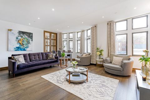 Verenigd Koninkrijk Sotheby's International presenteert met trots dit zorgvuldig ontworpen eigentijdse appartement op de vierde verdieping van een prachtig, nieuw ontwikkeld gebouw van rode baksteen in Fitzrovia. In het hart van het appartement bevin...