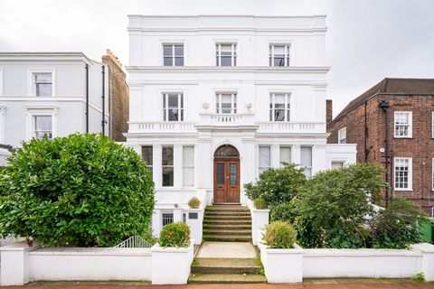 Dit uitgestrekte vrijstaande huis in St John's Wood ligt aan de rand van Regent's Park. Momenteel ingericht als zes appartementen, is er een bouwvergunning om een eengezinswoning van 12.507 m² te creëren met uitgebreide recreatiefaciliteiten en een z...