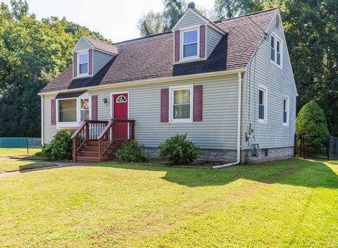 Cette maison accueillante de Cape Cod dispose d’un aménagement pratique au rez-de-chaussée avec deux chambres au premier étage, parfaites pour une vie sans escalier. La troisième chambre plus boudoir est située au deuxième étage. Vous pourrez cuisine...