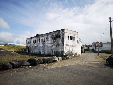 Warehouse with 980m² of total area, ideal for business expansion or investment in commercial and service space. Its strategic location in Rabo de Peixe provides easy access and a wonderful view of the sea. The warehouse is in need of some renovation,...