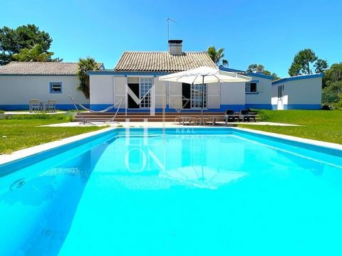 Quinta Jardim da Palmeira se compose d'une villa de 4 chambres avec piscine et dépendances et d'un terrain de 29 500 m2, juste à côté du Sitio do Picão. La région d'Azeitão est située dans le parc naturel de la Serra da Arrábida, possédant un patrimo...