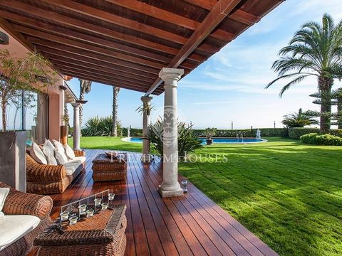 Exquisita y elegante propiedad ubicada en la Costa de Barcelona, con más de 1.000 m2 construidos y con 4.500 m2 de terreno, que goza de unas espectaculares vistas al mar y de absoluta privacidad.Al entrar en la vivienda encontramos una elegante zona ...