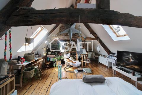 Located in Granville, in the historic district of La Haute Ville, this 120 m² house with a cellar in the basement offers an authentic living environment close to the sea. The town, renowned for its charm and amenities, is ideal for lovers of city lif...