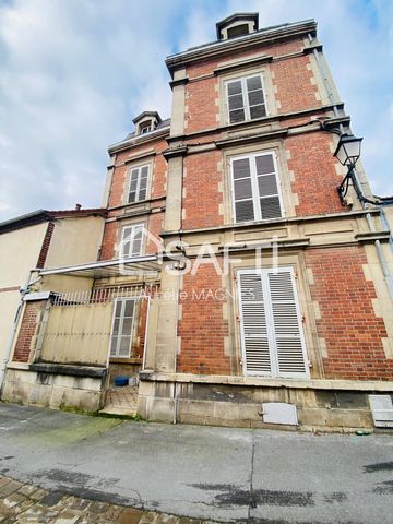 Située dans la commune d'Ay champagne à 10min d'Epernay, je vous propose cette jolie maison de ville de 95m2 environ, construite en 1914. Au rez-de-chaussée la maison dispose d'une cuisine et d'un salon/séjour avec une très belle hauteur sous plafond...