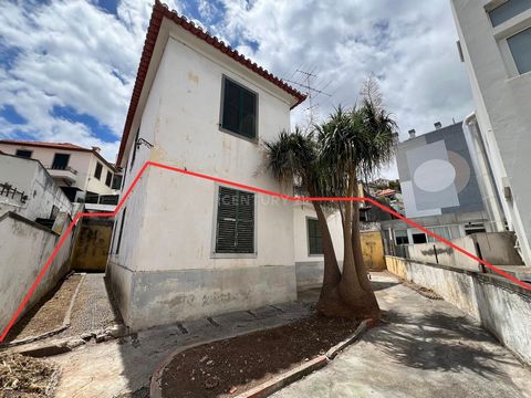 T3 situé au rez-de-chaussée de la maison avec une cour arrière et possibilité de garer votre voiture. Plusieurs raisons d'investir dans ce bien : 1. **Emplacement stratégique** : La proximité du centre de Funchal et des services essentiels, tels que ...