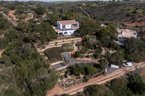 Cette splendide propriété avec 3,880m2 de terrain est située dans le parc naturel de la Costa Vicentina, à environ 2km des superbes plages de Zavial et Ingrina, à seulement 10 minutes de Sagres et 30 minutes de Lagos. Construite en 2013, la maison es...