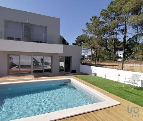 **Moradia T4 Nova com Piscina - Pronta a habitar e Escriturar na Lagoa de Albufeira** Descubra o seu novo lar nesta moradia moderna e espaçosa, situada numa localização privilegiada a apenas 15 minutos a pé da encantadora Praia de Lagoa de Albufeira....