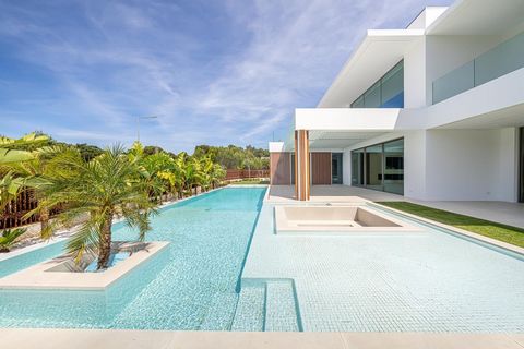 Exclusivité et Luxe - Villa à vendre à Cascais Profitez de cette chance unique dacquérir une Villa près de la célèbre copropriété « Vila Marinha » à Cascais, cette propriété offre le meilleur du confort et du design contemporain et un emplacement pri...