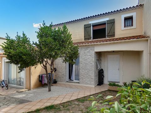 Située dans la charmante ville de Narbonne (11100), cette maison bénéficie d'un emplacement idéal, proche des commerces, écoles et transports en commun. Narbonne, réputée pour son patrimoine historique et sa douceur de vivre, offre un cadre de vie ag...