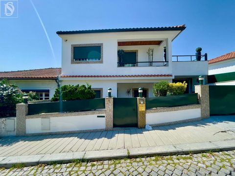 Questa splendida villa costruita nel 1992 offre una perfetta combinazione di comfort e funzionalità. Con una vista mozzafiato sulla città, questa struttura si trova in una zona tranquilla e centrale. Tratti somatici: - 3 camere da letto - 2 bagni - C...