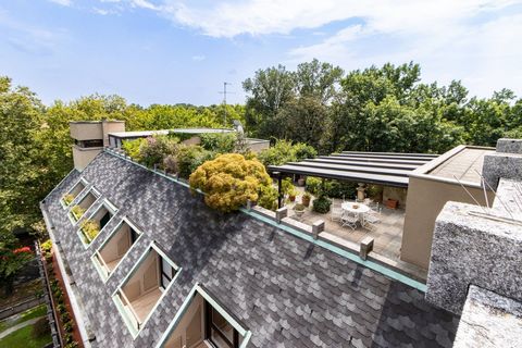 Wohnung zum Verkauf in Monza, Boschetti/Villa Reale Penthouse mit Panoramablick und direktem Blick auf die Königsvilla von Monza. Wichtige und elegante Residenz, bestehend aus der Fusion zweier Immobilieneinheiten, gelegen im Dachgeschoss und im Dach...