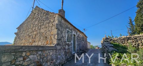 Erleben Sie den Charme vergangener Zeiten mit diesem bezaubernden Steinhaus auf einem Hügel in Vrisnik und bieten Sie einen malerischen Blick auf Vrisnik und das Nachbardorf Svirče. Dieses Anwesen ist bereit für eine komplette Restaurierung und strah...