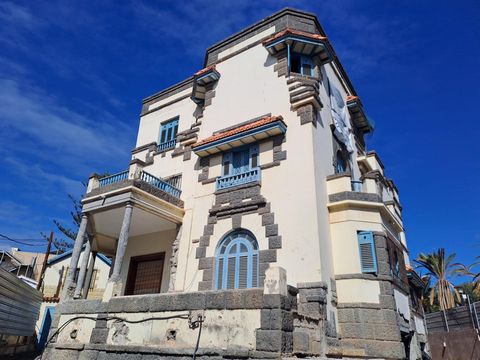 Take the opportunity to continue the legacy of one of the geniuses of architecture in the Canary Islands! This jewel of 20th-century regionalist architecture is located on the corner, in Ciudad Jardín. We find a unique building, based on an eclectic ...