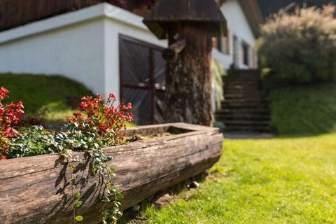 Deze vrijstaande, romantische alpenhut voor maximaal 4 personen heeft een fantastische ligging in de bergen op ca. 1000 meter hoogte, aan de zuidelijke uitlopers van de Saualm, vlakbij het plaatsje Eberstein in Karinthië. Dit boerenjachthuis heeft ee...