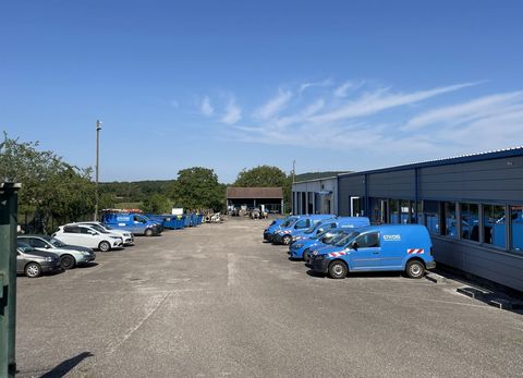 Located on a plot of 4679 M enclosed. A building used for offices and activities. A set of 750 M2 office part 330 M2 approximately, storage part 420 M2 (garages) Offices, toilets, a kitchen area. Rented until 31/12/2024 Electric heating Jean-Michel P...