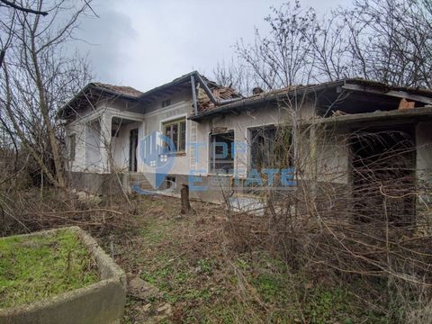 Top Estate Real Estate biedt u een perceel grond met een oud huis in het dorp Dolna Lipnitsa, gelegen op 18 km van de stad Pavlikeni en 40 km van de stad Veliko Tarnovo. De aangeboden woning is een erf met een oppervlakte van 1300 m². m, samen met he...