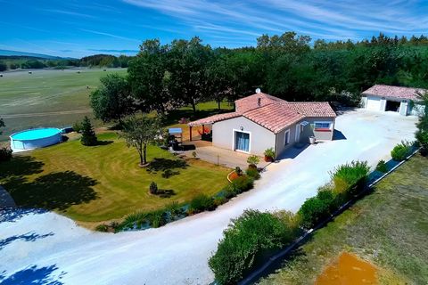 Dans un hameau de Saint-Georges, à 3 minutes de SeptFonds et de ses commerces, à 1 minute à pied des bus pour le ramassage scolaire, cette magnifique maison d'architecture moderne propose tout ce dont on a besoin dans son habitat. Au centre de sa par...