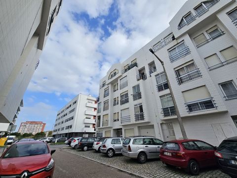 Apartamento T3, atualmente arrendado até Agosto de 2024. Apartamento de 4 assoalhadas com uma boa área e inserido no centro das Caldas da Rainha, junto a superfícies tais como o Staples e a Expoeste. Junto a uma das principais escolas do concelho, o ...