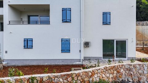 Location: Primorsko-goranska županija, Cres, Cres. CRES ISLAND, CRES CENTER – Neubau!! Erdgeschoss mit Garten + 2 Parkplätzen Nur 300 Meter vom Meer entfernt befindet sich ein Gebäude, das sich in einer der besten Lagen der Stadt befindet und einen a...