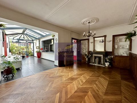 Signature immobilier vous propose cette superbe et grande au quartier du jardin des plantes. Cette magnifique bâtisse pleine de charme vous offre une vie de plain pied avec son espace de vie d'environ 70m au parquet reconnaissable et ses belles haute...