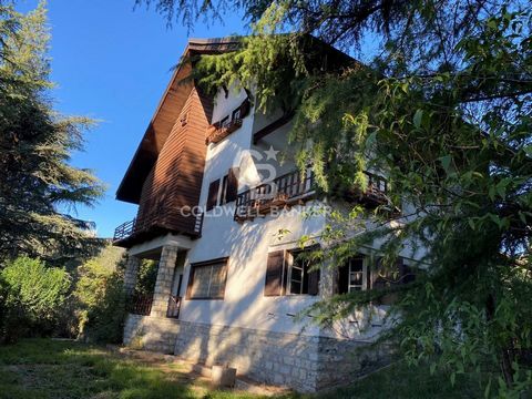 Exklusives Anwesen mit Panoramablick auf Salò, das restauriert werden muss In dominanter Lage mit Blick auf den Gardasee, nur wenige Minuten vom Zentrum von Salò entfernt, bieten wir eine prestigeträchtige Immobilie auf einem 5.000 m2 großen Grundstü...