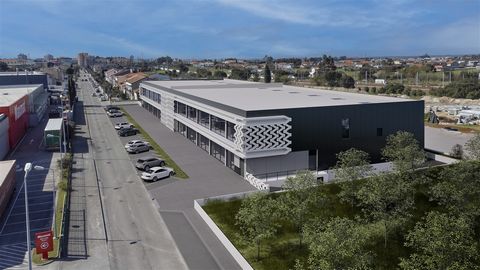 Commercial Area - Aveiro Commercial area that stands out for its strategic location, allows easy and quick access to the main highways, greatly facilitating the transport of material goods. The space has a ground floor area of 1,257m2, a basement wit...