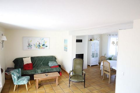 A découvrir absolument ! Charmante maison d'environ 130 m² habitable et comprenant au rez-de-chaussée : entrée avec rangement, spacieux séjour-salle à manger avec cheminée à insert et accès direct à la terrasse et au jardin, cuisine entièrement équip...