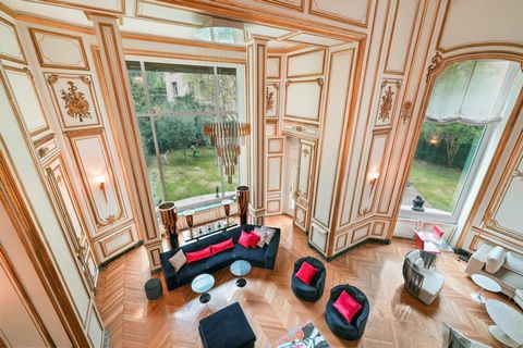 Idéalement situé, à proximité immédiate des Jardins du Ranelagh, au sein des « Immeubles Walter », magnifique duplex de 549 m² Carrez ouvrant sur un très beau jardin de 420m ². Il se compose, au premier niveau, d’un hall d’entrée majestueux, de quatr...