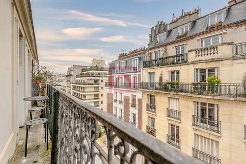 Benoit Moreau vous propose à 450 mètres du métro Boucicaut, au dernier étage d'un immeuble ancien, un appartement de 3 pièces comprenant entrée, pièce à vivre sans vis-à-vis exposée sud-ouest, lumineuse et ensoleillée, avec cuisine ouverte, deux cham...