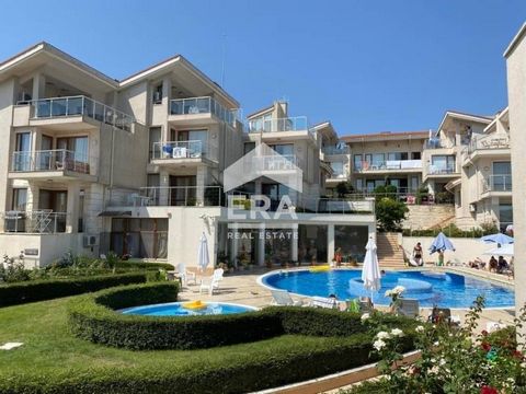 Era Varna Trend offre in vendita una casa a tre piani con una superficie di 198 mq, situata in un complesso ben tenuto e gestito tutto l'anno nella città di Varna. Bianco, obl. Varna, a 350 m dalla spiaggia. La distribuzione è la seguente: Il piano t...