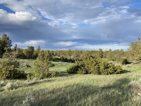 La Ponderosa e la Prairie Breaks sono una combinazione di due grandi proprietà che un acquirente può mettere insieme per creare una fantastica proprietà di caccia e ricreativa. Questo appezzamento di 320 acri confina con migliaia di acri di BLM e Sta...