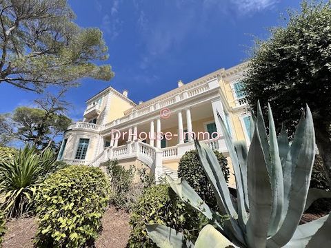 Vivez l'histoire et le charme avec cet appartement unique de deux chambres à Fréjus. Situé afin de maximiser l'isolement et l'intimité, cet appartement de 4 pièces avec 91m² de surface habitable était autrefois la loge du personnel d'une villa de sta...