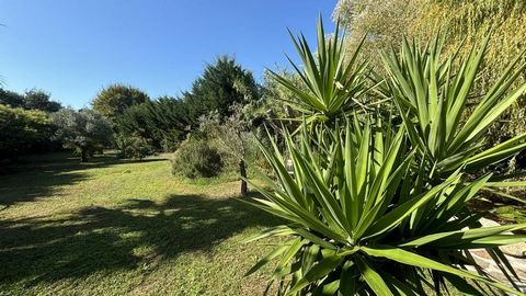 SOLE AGENT, La Couarde sur Mer near the beach for this atypical house comprising entrance, toilet, living room, dining room, kitchen, laundry room, master suite with shower room and toilet. Upstairs two bedrooms, shower room with toilet. Summer kitch...