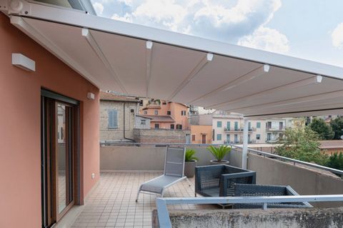 Monterotondo - ZENTRUM - Wir bieten zum Verkauf eine prächtige 180 m2 große Wohnung mit 90 m2 Terrasse und 50 m2 Garage an. Das Anwesen besteht aus einem Doppelwohnzimmer mit Kamin, einer Küche, drei Doppelschlafzimmern, zwei Badezimmern, einem Balko...