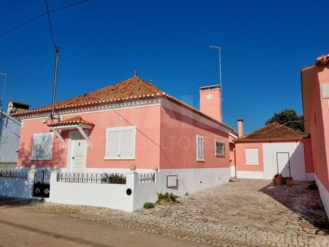 Haus von 206 m2, Garten und Garage in einer Gesamtfläche von 498 m2. Paare Romeiros, Bugalhos, Santarém. Ruhige Gegend, angenehm und gut gelegen in der Erweiterung der Basis der Serra de Aire.