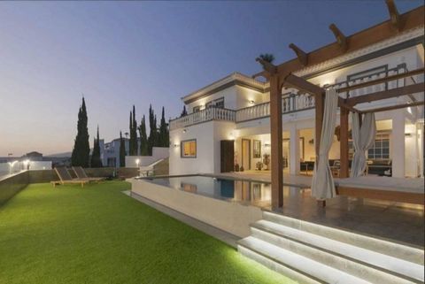 Stunning modern villa for sale in the popular area of Roque Del Conde, Costa Adeje. This spectacular villa has stunning views of the sea, the mountains and the city. The size of the plot is 509m2 and the constructed area is 269m2. The property has 4 ...