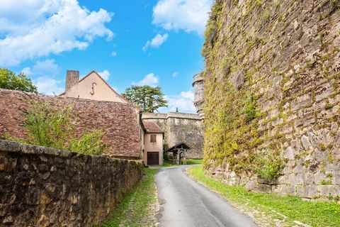 Oude traditionele smederij volledig gerenoveerd voor 4 personen gelegen in Coubjours in de Périgord noir. De accommodatie heeft een prachtig zwembad en een mooie centrale omgeving om de vele toeristische bezienswaardigheden van de Perigord te ontdekk...