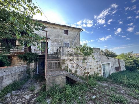 POREČ, VIŠNJAN, ISTRIË STENEN HUIS VOOR RENOVATIE Op een rustige locatie in een klein dorpje in de buurt van Višnjan, verkopen wij een typisch Istracan halfvrijstaand stenen huis met een plattegrond van 90 m2. Momenteel is er een taverne op de begane...