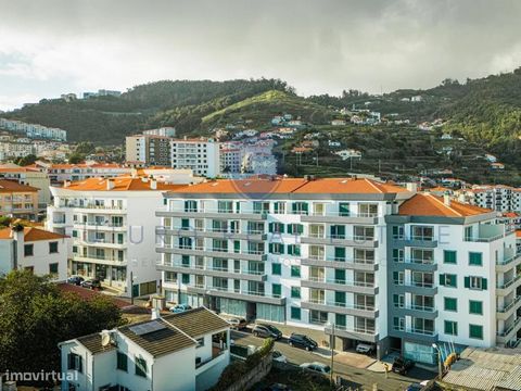 Localizado no Centro do Caniço, o apartamento encontra-se perto do centro comercial, com acessos a supermercados, farmácias, lojas, bares, restaurantes, serviços públicos e zonas de lazer. O edifício oferece apartamentos de boa qualidade, inserido nu...