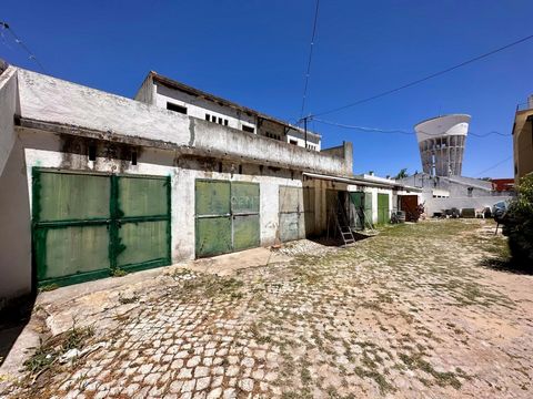 Procura Garagens para Investimento? Apresento-lhe esta oportunidade de investimento em Alhos Vedros. Estacionamento coberto e fechado, na Rua Dom Afonso Albuquerque em Alhos Vedros. Edifício com 8 Garagens, com área total de 144m2 na Rua Dom Afonso A...