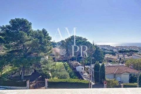 Magnificent, light-filled 276m² villa set in 1100 m² grounds with panoramic sea views over the Esterel mountains and forest. It comprises two apartments of over 100 m² each, which can be linked if required. Level 1: brand-new apartment with fully-equ...